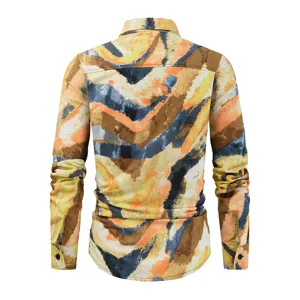 Gedetailleerd achteraanzicht van heren shirt met lange mouwen en abstracte print.
