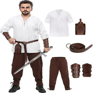 Détails du costume Médiéval Renaissance avec chemise à lacets, brassards en cuir et pantalon.