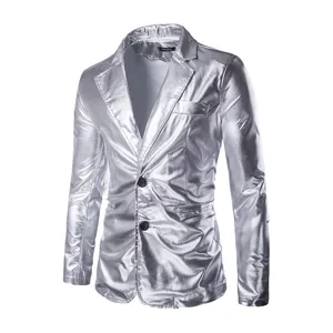 Detail van glanzend zilver metallic heren colbertjasje, stijlvolle slim fit blazer.