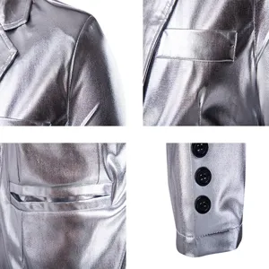 Gedetailleerde close-ups van het metallic zilveren slim fit casual colbert jasje.