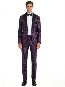 Vue détaillée de la texture du costume à sequins violets et du design du revers.