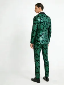 Détail de costume homme à imprimé paisley et sequins verts, veste et pantalon de scène.