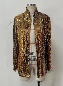 Nahaufnahme einer atemberaubenden goldenen Damen Pailletten Strickjacke mit langen Ärmeln.
