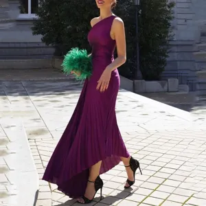 Elegantes violettes Schulterfreies Abendkleid mit Plissee Asymmetrischem Saum und Handtasche.