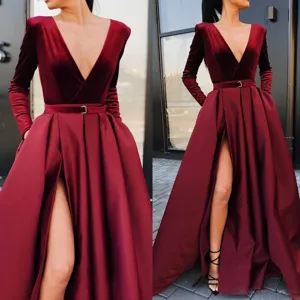 Elegantes burgunderrotes Samt-Abendkleid mit langem Ärmel, hohem Schlitz und V-Ausschnitt.