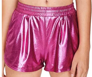 Detalle de shorts rosas metálicos brillantes con cintura elástica alta y tejido.