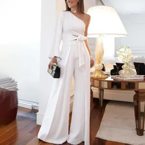 Eleganter weißer Damen Jumpsuit mit einem Ärmel, langen Ärmeln und stilvollem Taillengürtel.
