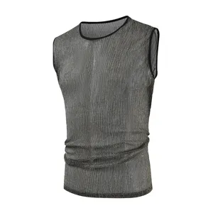 Detalle de camiseta sin mangas plisada brillante para hombre, moda casual cómoda talla grande.