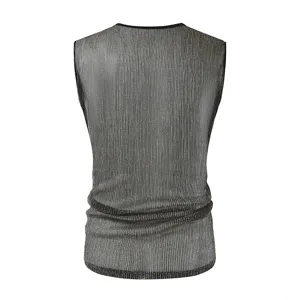 Chaleco sin mangas brillante casual para hombre, vista trasera detallada con pliegues.