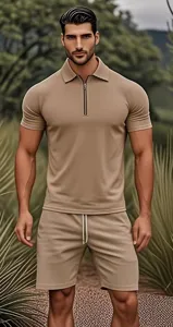 Vista dettagliata del set da uomo casual color cachi con polo con zip e pantaloncini estivi.