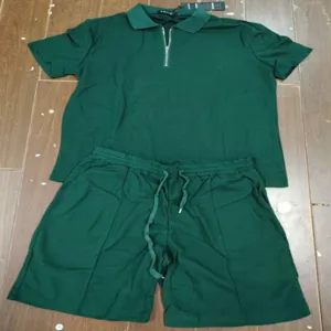 Completo estivo da uomo polo e pantaloncini verde scuro abbigliamento sportivo casual.