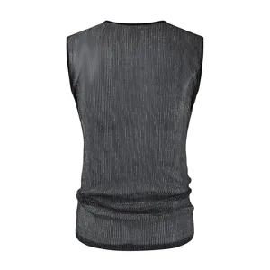 Camiseta sin mangas brillante casual para hombre, detalle trasero con textura acanalada.