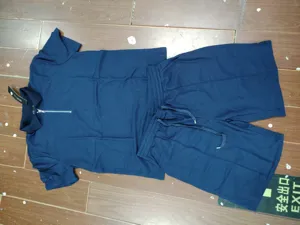 Set abbigliamento sportivo estivo da uomo polo e pantaloncini in tessuto blu scuro.