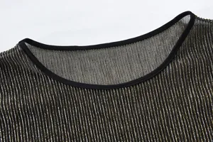 Detalle del cuello de la camiseta de tirantes plisada brillante de hombre con textura metálica.