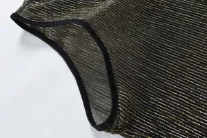 Detalle en primer plano del chaleco sin mangas plisado metalizado para hombre con ribete.