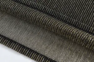 Primer plano de la textura de tela plisada metálica para detalles de camiseta sin mangas.