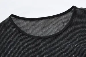 Detalle en primer plano del cuello del top sin mangas plisado metálico, textura brillante.