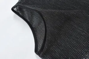 Primer plano de la tela del chaleco sin mangas metálico negro y borde del cuello.