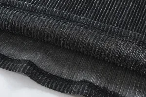 Primer plano detallado del tejido acanalado metálico negro con pliegues y costuras.