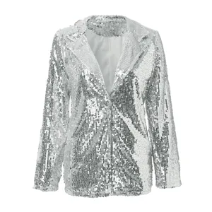 Detailaufnahme des glitzernden silbernen Pailletten-Revers und der Stofftextur des Blazers.