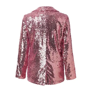 Rückseitenansicht eines pinken Pailletten-Blazers für Damen mit Reverskragen und langen Ärmeln.