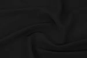 Detaillierte Nahaufnahme der feinen schwarzen Stofftextur mit eleganten Falten und weichem Fall.