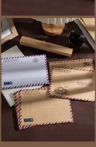 Enveloppes postales aériennes vintage et set de papeterie kraft avec bordure classique.