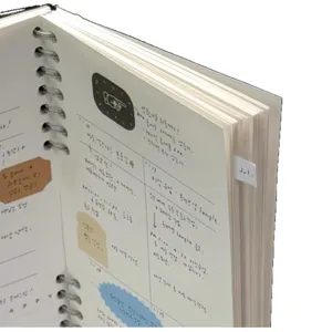 Ringbuch Planer mit Tageskalender Layout, süßen Aufklebern und monatlichen Registerkarten.