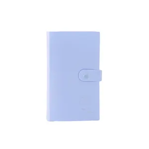 Helllila Mini Fotoalbum für 3-Zoll Polaroid Bilder mit praktischem Druckknopfverschluss.