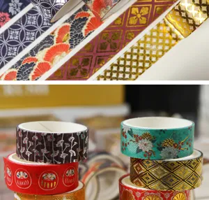 Detailaufnahme des japanischen Washi-Tape-Sets mit traditionellen Mustern für Tagebücher.