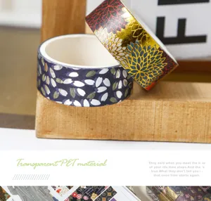 Detaillierte Nahaufnahme des transparenten PET-Washi-Tapes mit Blumen für Dekoration.
