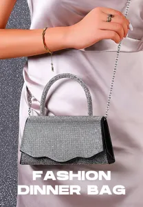 Vue détaillée du sac de soirée scintillant en strass avec un design cristal et chaîne.