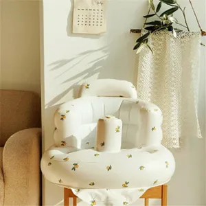 Chaise de bébé gonflable mignonne avec motif citron dans un intérieur de maison chaleureux