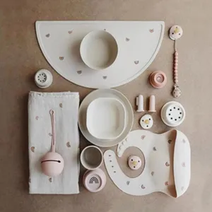Kit complet d'alimentation pour bébé avec bavoir en silicone et motifs arc-en-ciel.