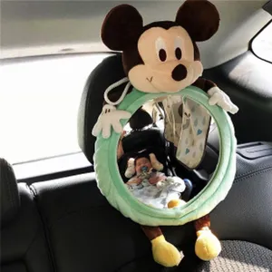 Vue détaillée d'un miroir de voiture bébé Mickey Mouse avec reflet du nourrisson