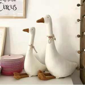 Détail de deux peluches d'oies blanches douces de deux tailles pour la décoration