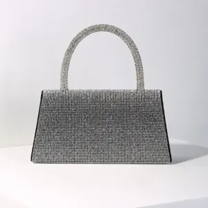 Sac de soirée exquis en strass brillants avec cristaux scintillants et poignée élégante.