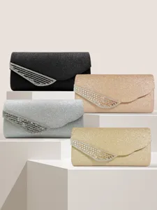 Dettaglio della borsa da sera con strass che mostra tessuto glitterato e delicate ali di cristallo.
