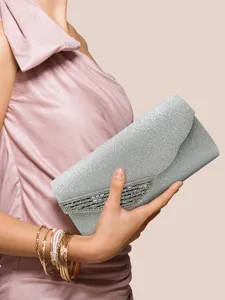 Primo piano di una splendida borsa da sera argentata glitterata con dettagli in strass.