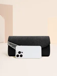 Borsa da sera nera glitterata con strisce di strass scintillanti per feste eleganti.