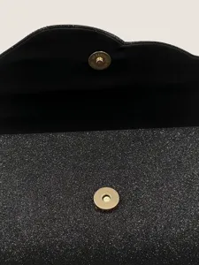 Vista dettagliata della chiusura magnetica della borsa da sera nera glitterata accessorio.