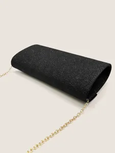 Elegante pochette da sera nera glitterata con elegante dettaglio di catena dorata.