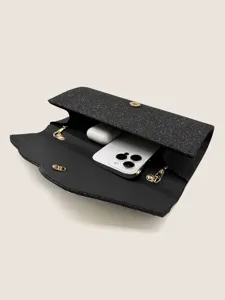 Borsa da sera in glitter nero con dettagli dorati, che mostra la capacità interna per il cellulare.