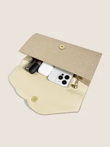 Elegante borsa da sera a bustina glitterata con catena e pratico dettaglio scomparto interno.