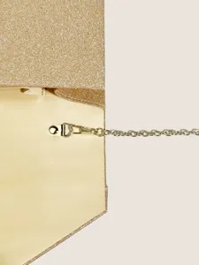 Primo piano dettaglio fodera interna borsa da sera glitterata oro e catena di collegamento.