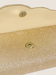 Primo piano dell'interno della pochette da sera glitterata con chiusura magnetica.