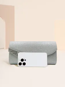 Elegante borsa da sera argentata e glitterata con fibbia in strass per le feste.
