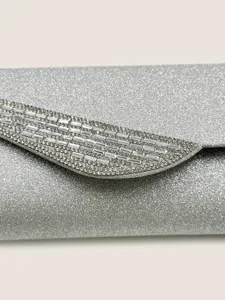 Primo piano della patta della borsa da sera glitterata argento con strass scintillanti.