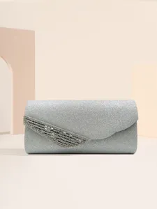 Dettaglio pochette da sera glitter argento, design onda strass brillante, borsa elegante da festa.