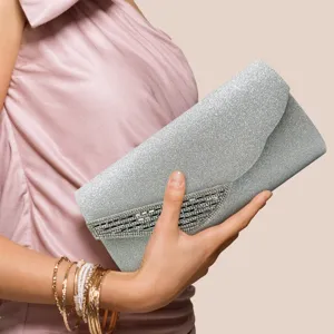 Elegante pochette da sera glitterata argentata con decorazione di strass per feste da donna.